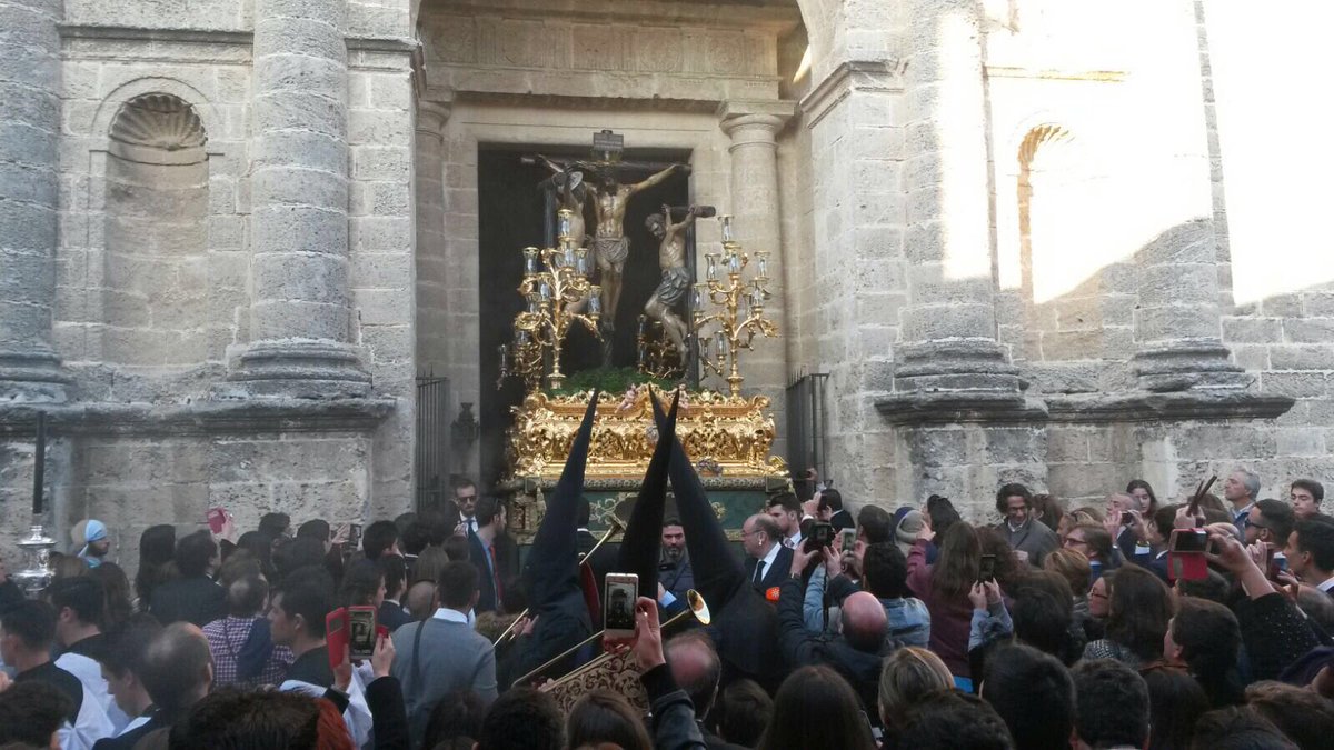 Salida de la Vera Cruz en este Jueves Santo. Imagen captada por <a href="/OndaJerezRTV/">Onda Jerez RTV</a>.