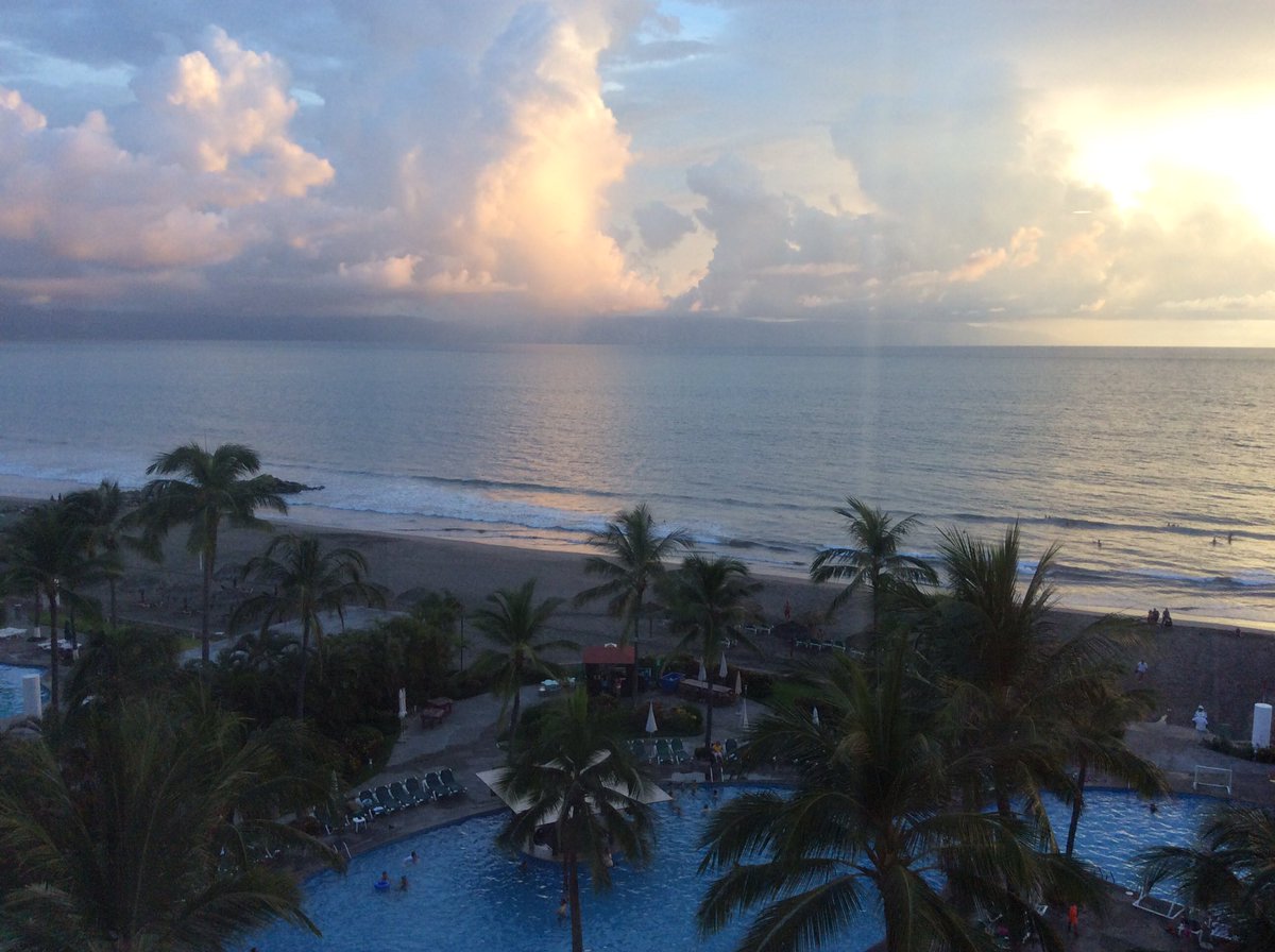 gno31's tweet photo. @jaimemaussan1 en estas 3fotos con diferencia d segundos se ve ovni como plato a mitad de nubes en PVallarta k será? https://t.co/BPjTQTFfpS