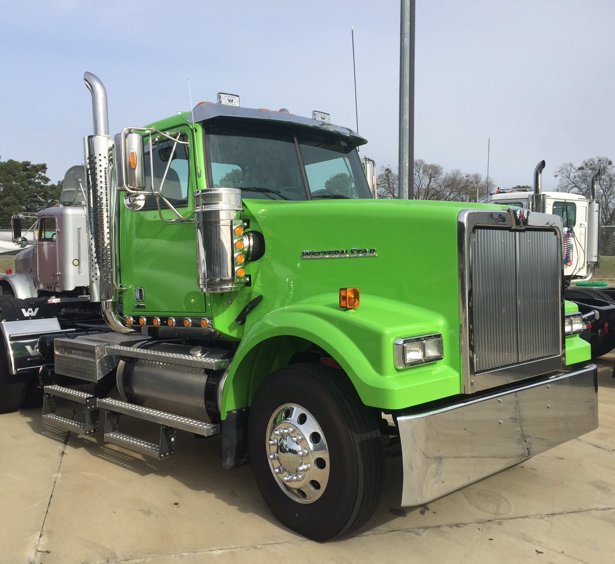 GroupLonestar's tweet photo. Signal green Western Star 4900, built by Gliders by Lonestar, is pre emission! No DEF and No EGR! #regenfree https://t.co/pzfcOxlIor