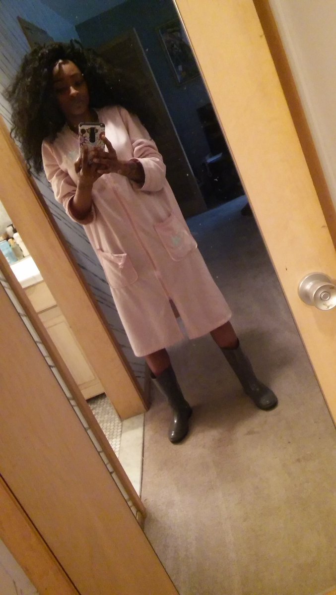 MarleyLife__Ro's tweet image. Comfort at its finest: House Robes &amp;amp; Rain Boots are life nigga