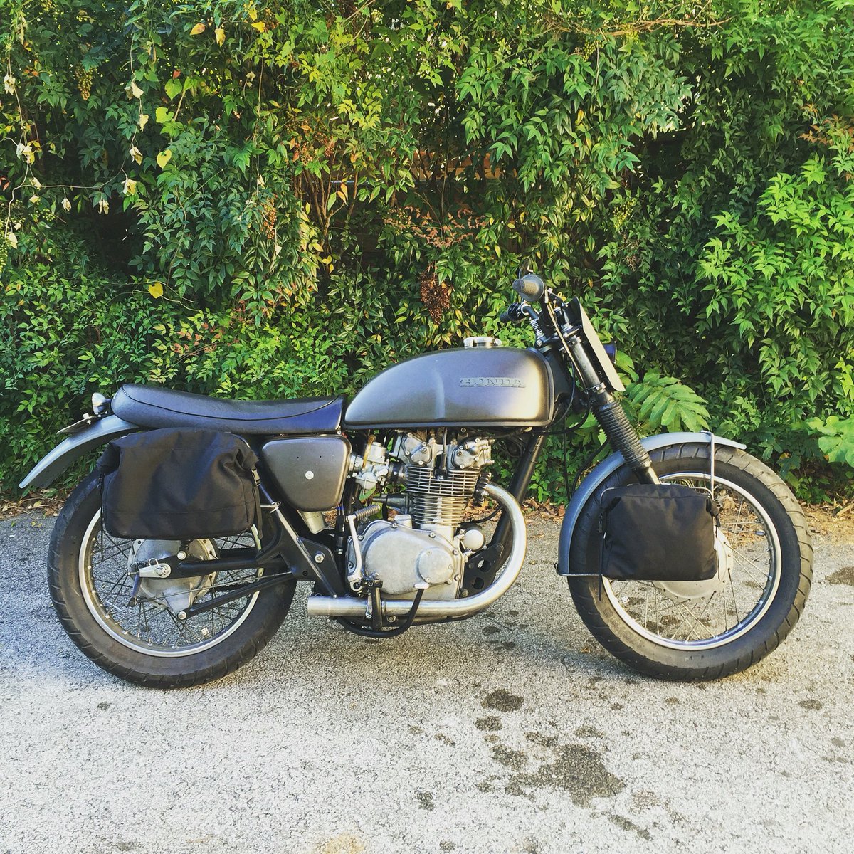 doowopworkshop's tweet photo. bicycles aren't the only 2 wheeled bike that can have front #panniers #doowop #workshop. #cb450 https://t.co/K8CCnhAOwd