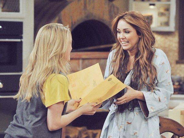 ThatJustinKiss's tweet photo. Friendship goals #10YearsOfHannahMontana https://t.co/Crgb6oTMVy