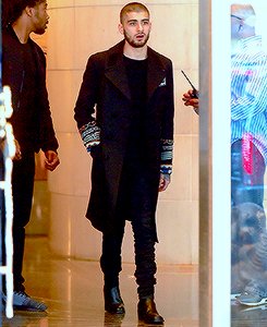 ZaynSourceFR's tweet photo. #PHOTO | Zayn quittant son hôtel à New-York aujourd'hui à New-York. (24.03.15) #2 https://t.co/4bNJDrrJdH