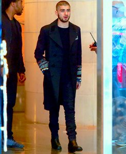 ZaynSourceFR's tweet photo. #PHOTO | Zayn quittant son hôtel à New-York aujourd'hui à New-York. (24.03.15) #2 https://t.co/4bNJDrrJdH