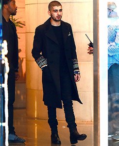 ZaynSourceFR's tweet photo. #PHOTO | Zayn quittant son hôtel à New-York aujourd'hui à New-York. (24.03.15) #2 https://t.co/4bNJDrrJdH