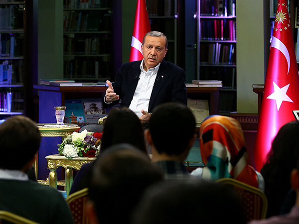 trt1's tweet photo. 'Cumhurbaşkanı Gençlerle Buluşuyor' Birazdan #TRT1'de. https://t.co/x0TbH8sZH5