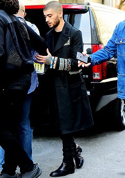 ZaynSourceFR's tweet photo. #PHOTO | Zayn quittant son hôtel à New-York aujourd'hui à New-York. (24.03.15) #4 https://t.co/mfckbm53HC