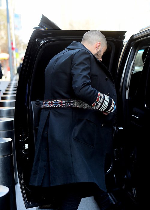 ZaynSourceFR's tweet photo. #PHOTO | Zayn quittant son hôtel à New-York aujourd'hui. (24.03.15) #4 https://t.co/w27XjqGCor