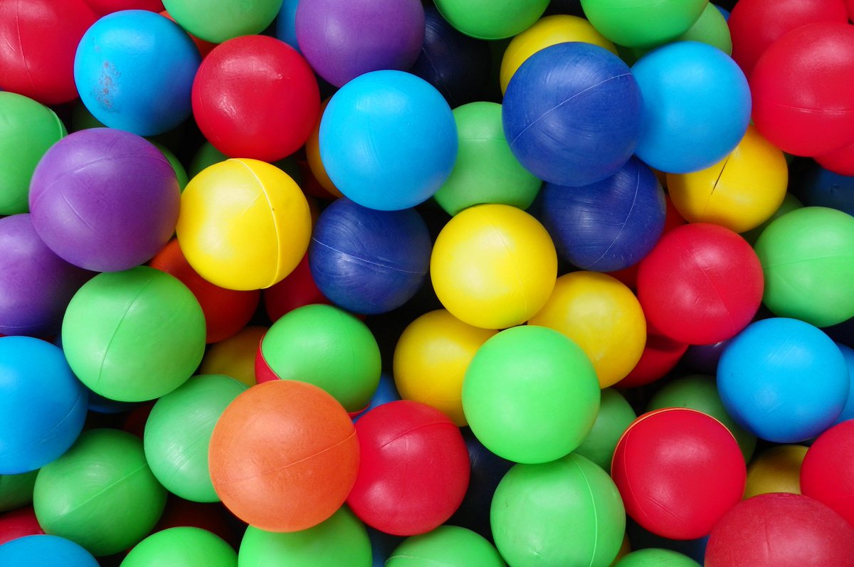 UITJEBOLINFO's tweet image. 'Zullen we een kikkeroefening doen?' vraagt een kleuter in de ballenbak. 10 kinderen liggen meteen stil. #multibak