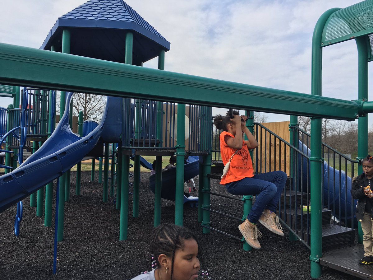 LangSTEMPrincip's tweet photo. @LangleySTEM having fun at the park before our skating trip! #RespectAttitudeCompassionEffort #DCPSRising https://t.co/dHoKTUFqJM