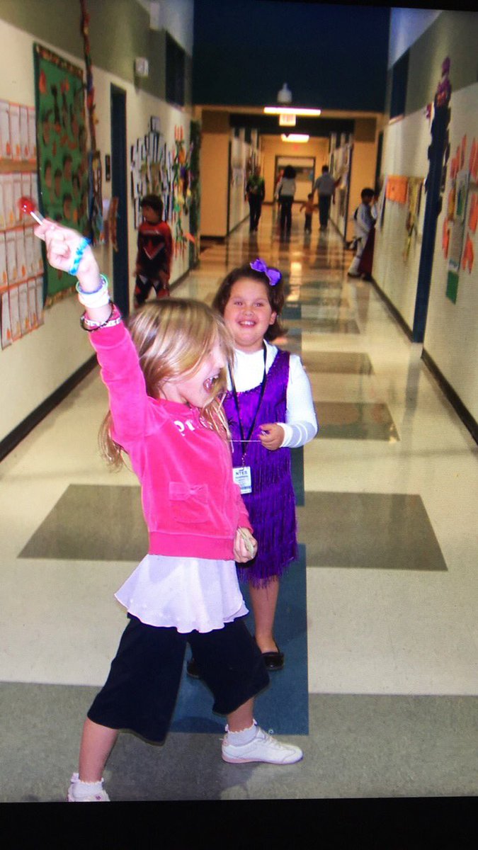 adickersonn1's tweet photo. shoutout to lauren for finding these very not so cute 2nd grade pics???  @l_smith03 https://t.co/ohHZi3ROCJ