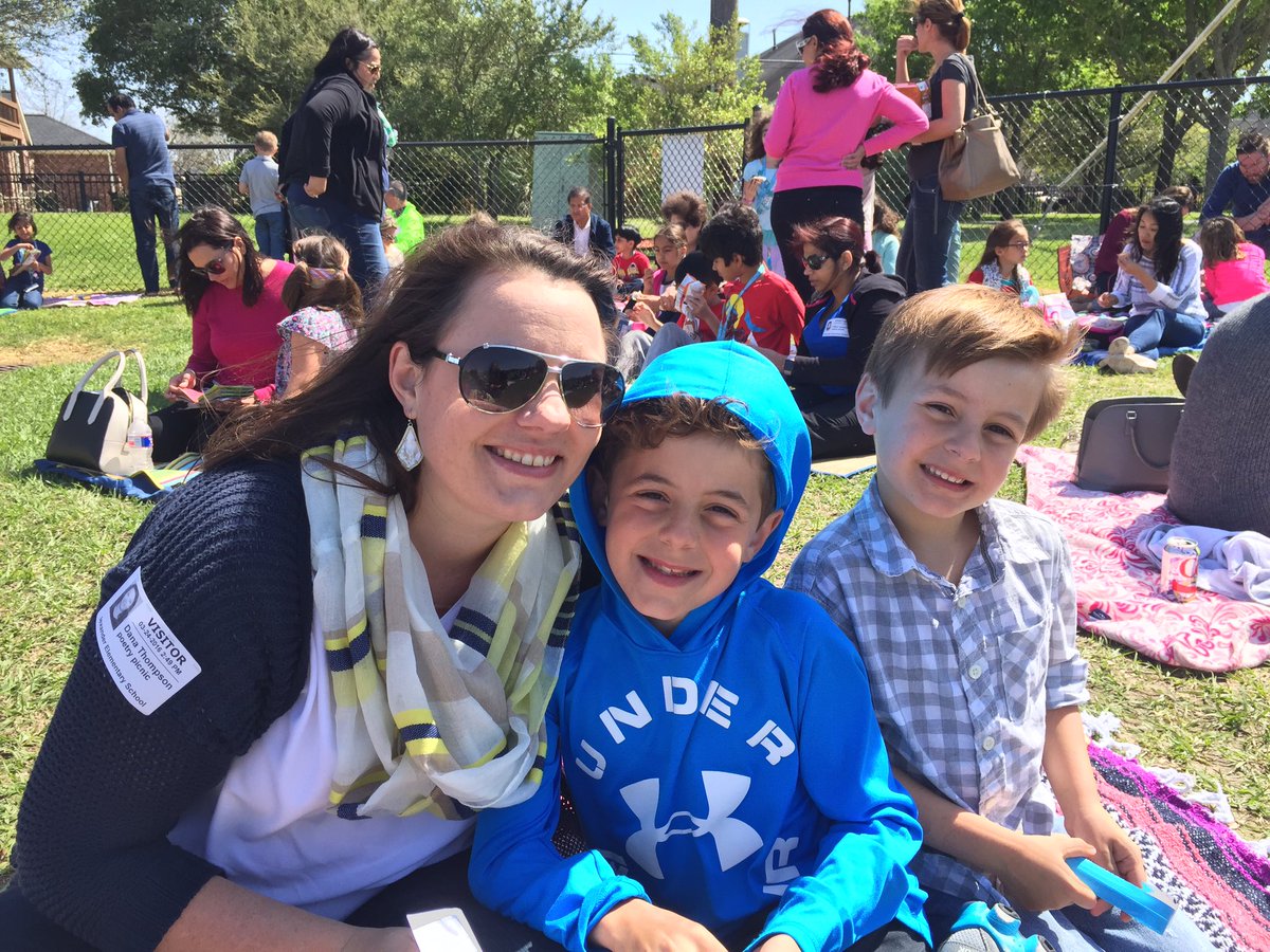 PalmerClass2's tweet photo. Poetry picnic ๐ @RAEinKaty #psin2nd https://t.co/oQSeTvBCSQ
