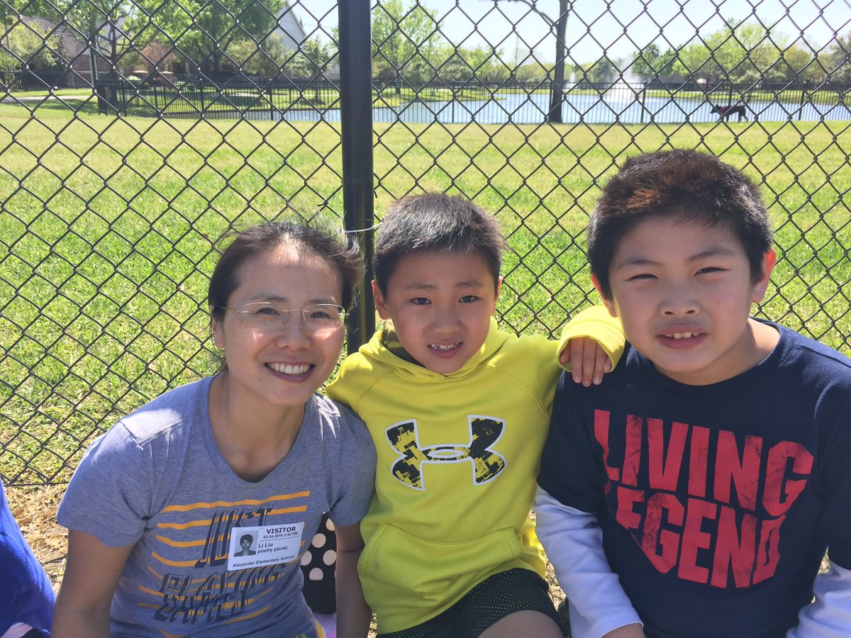 PalmerClass2's tweet photo. Poetry picnic ๐ @RAEinKaty #psin2nd https://t.co/oQSeTvBCSQ