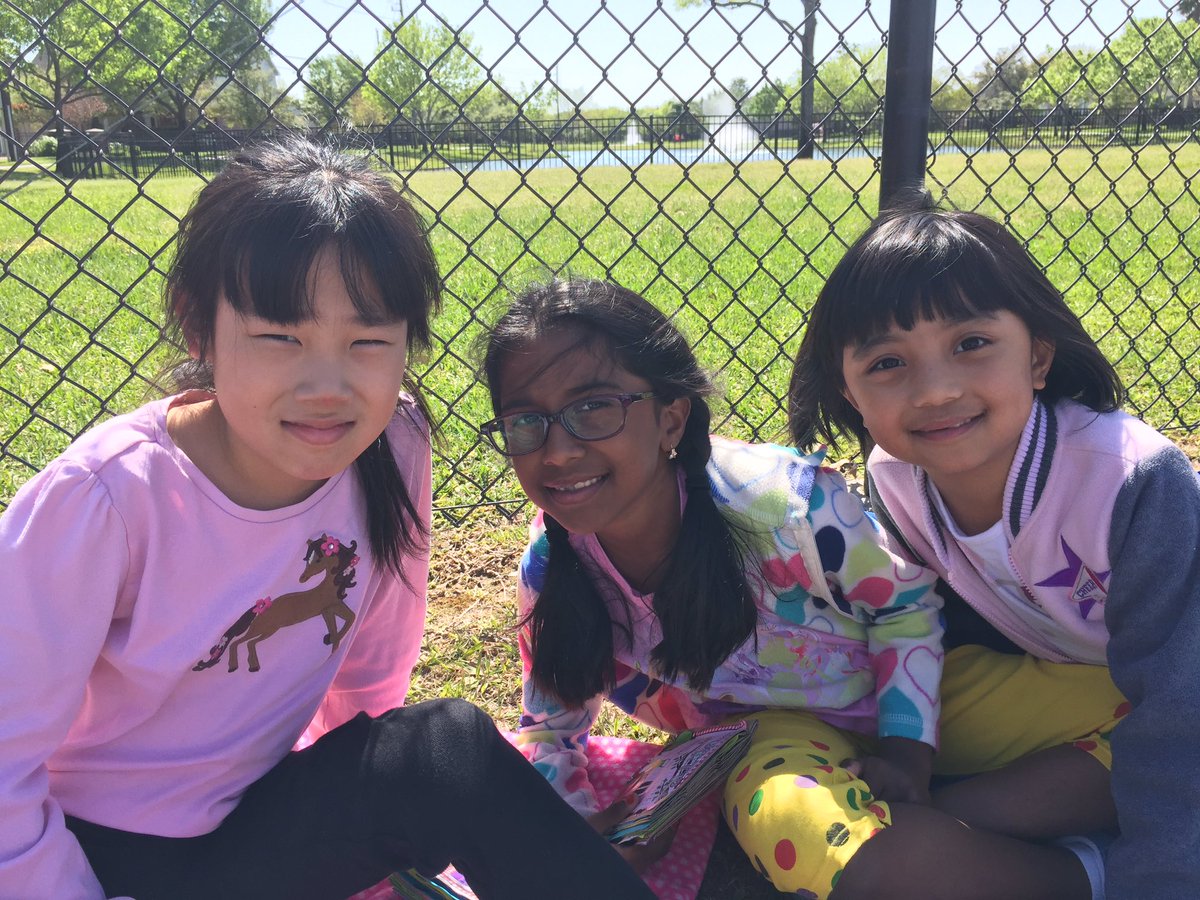 PalmerClass2's tweet photo. Poetry picnic ๐@RAEinKaty #psin2nd https://t.co/1nToXNXRos