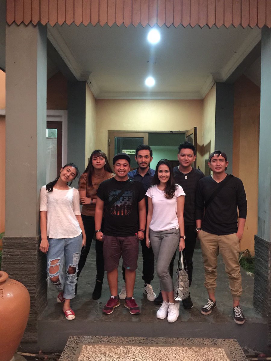 Foto grup habis ngobrol seru di <a href="/BensRadio/">bensradio</a> #Beautyandthebest movie