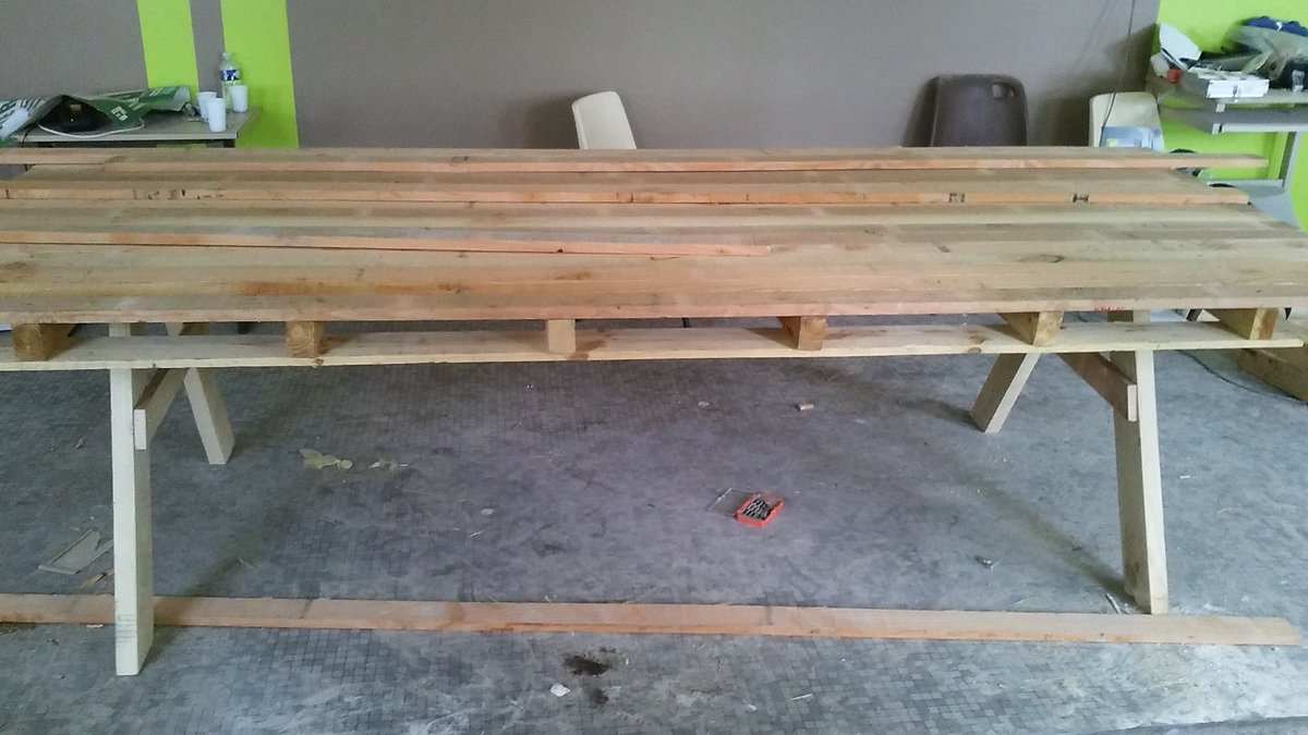 Socopira's tweet photo. Une des tables  #Equipagecoworking https://t.co/uG0KK90IjU