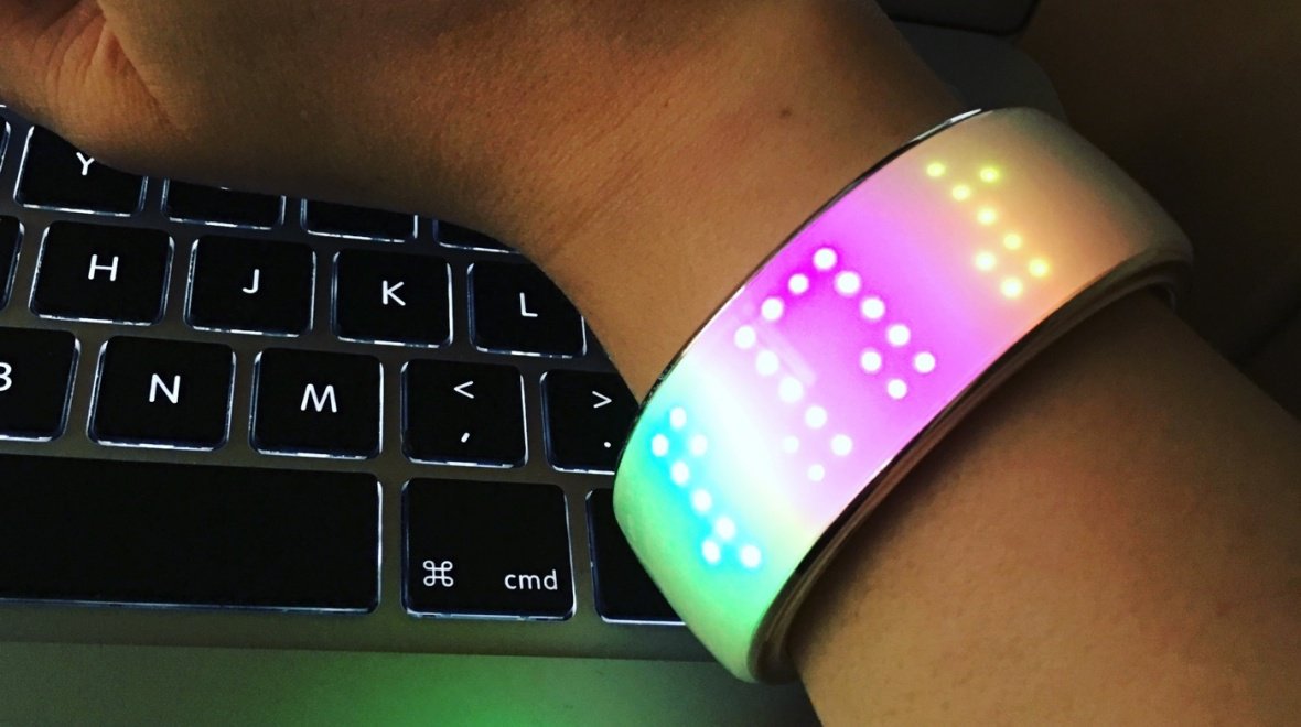 We_Tech_News's tweet photo. #Elemoon, #WearableTech that matches your outfit and tracks steps! #technlology #fashion https://t.co/kRk60UgCQA https://t.co/Ew5Uwn2puM