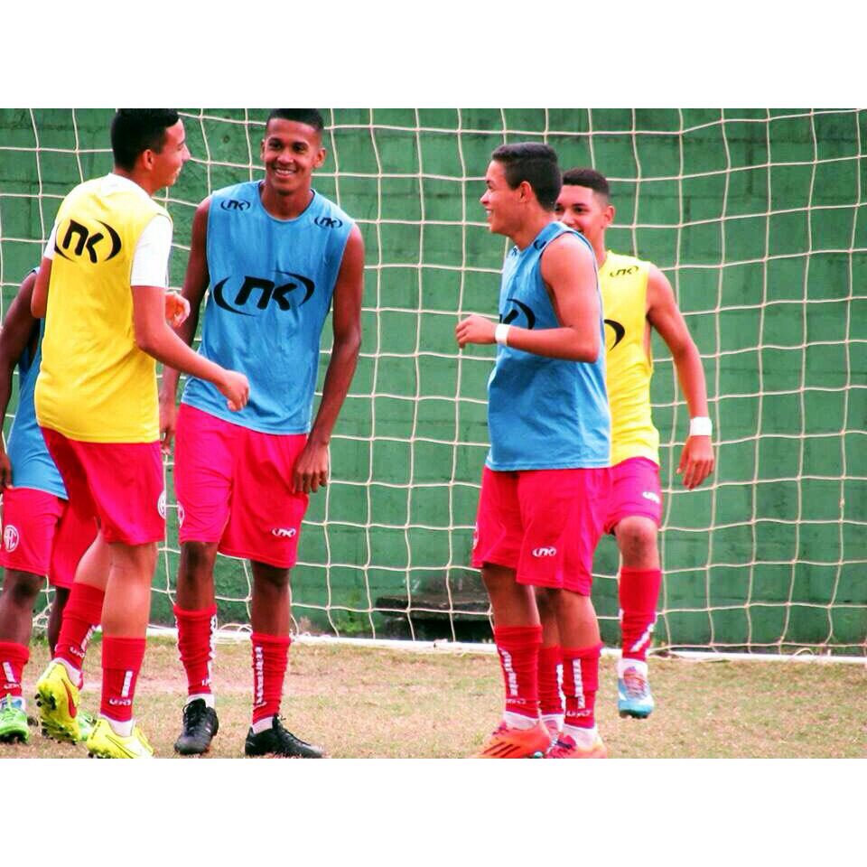 Leeandro_99's tweet photo. A resenha não cai nem no aquecimento... Os caras 👊🏽😬⚪️🔴 @wlmartins_99 @MatheusRobson7 @Caiobeterraba10 https://t.co/6Q8uYXsxeZ