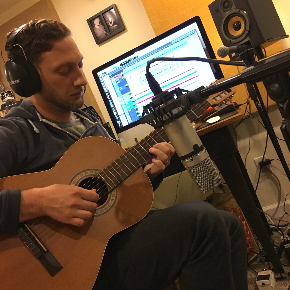 bobdelevante's tweet photo. Writing with the amazing Dave Coleman today. @thecoalmen #howardsapartmentstudio #2classy https://t.co/KfJ2f44OHB