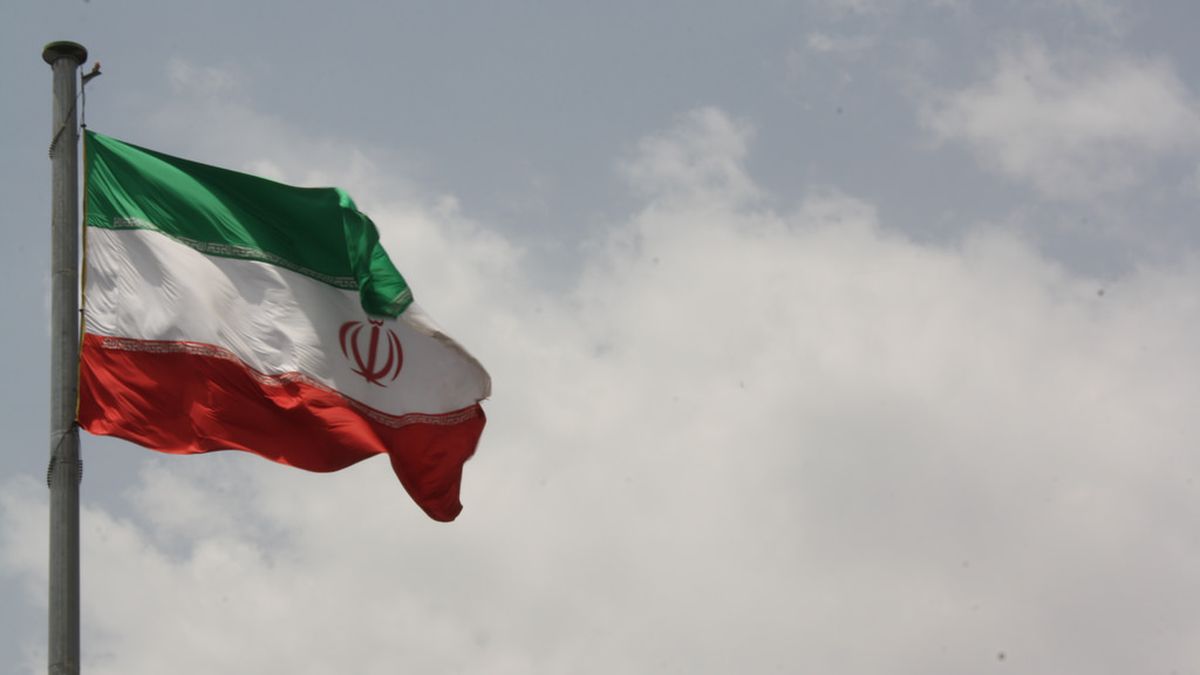 verge's tweet image. How a DDoS campaign became an act of cyberwar theverge.com/2016/3/24/1130…