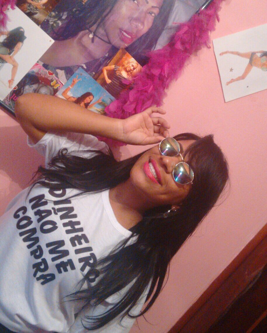 inesbrasiltv's tweet photo. E vê só a Julinha!!! A cara da Beyonce, né non?! Amei a camisa com bordão da mamãe!! 💋💋💋 UAAAAAAAAAAARW https://t.co/Z2hWDT8Pu4