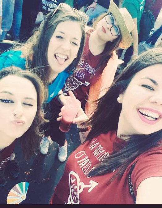 Eviamoreno22's tweet photo. @belensoriaroman  @MariiaLoopez4 @Veggalove Paellliiiitas 😍😍😍 https://t.co/72hpGpQZ5n