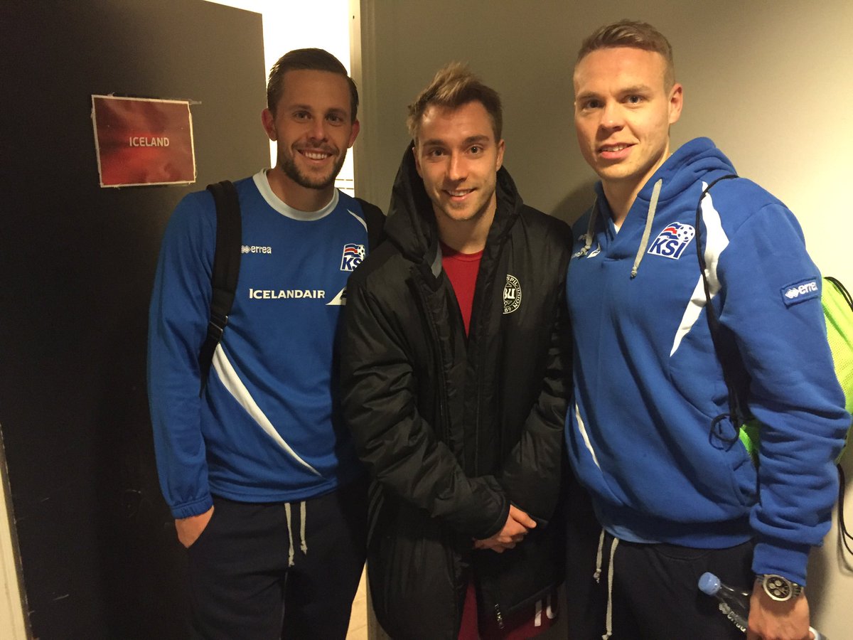 Eftir 90 mínútna baráttu við Dani eru allir vinir. Gylfi, Eriksen og Kolbeinn.