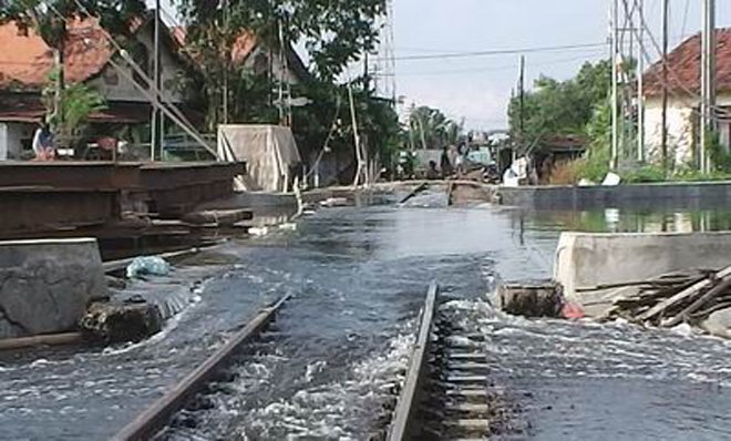 #lalinpkl Program Peninggian Jalan di Kabupaten Pekalongan Dinilai Belum Cukup Atasi Rob fb.me/1XgAHGRMU