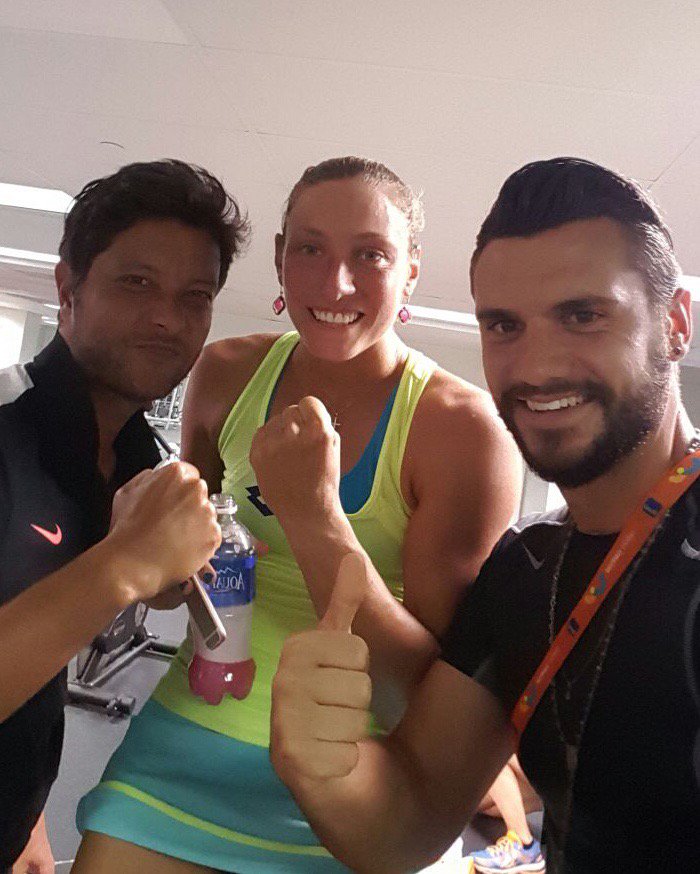 NicoBeuque's tweet photo. Belle victoire aujourd'hui @wickytennis face a Lucie Safarova! The team is proud! #MiamiOpen #trucdefou #oncontinue https://t.co/k2rXjgrymE