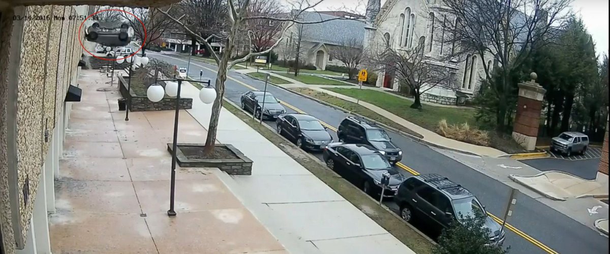 ABCWorldNews's tweet image. Surveillance video captures SUV falling 4 stories from parking garage: abcn.ws/21Jy28F