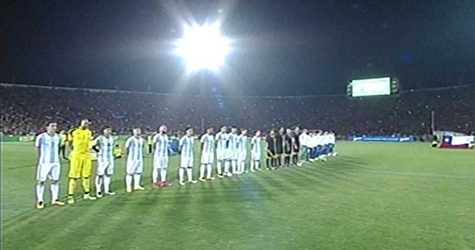 Cronica_ok's tweet photo. Sale la Selección Argentina y también la chilena. Ya suenan los himnos. El nuestro, obviamente, silbado... #DaBronca https://t.co/XgF40VWKli