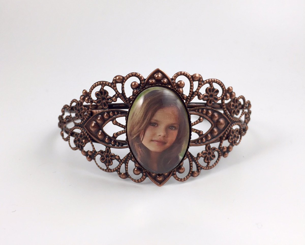 ChutneyBlakeDes's tweet photo. Custom Photo Bracelet https://t.co/0BUrZwZ4IH
#filigree #cuffbracelet #customjewelry #giftidea #MothersDay #momgift https://t.co/JnoddQyQkB