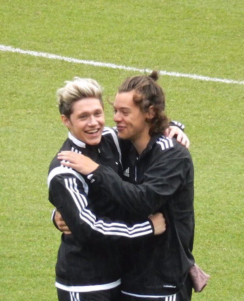 1DHQDaily's tweet photo. VAMOS VOTAR DIRECTIONERS

#BestFanArmy #Directioners #iHeartAwards https://t.co/Sf172HjzNb