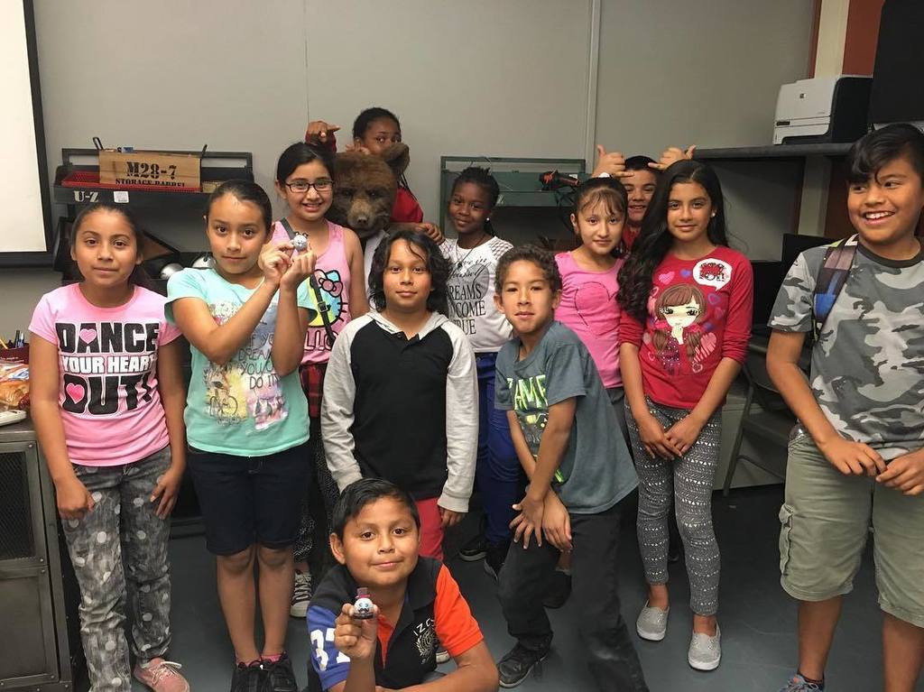 gatethird's tweet photo. These are some of the hardest working students at Bing Wong, dedicating a week of their spโฆ https://t.co/riWNKN2FCd https://t.co/0qET9hpDJP