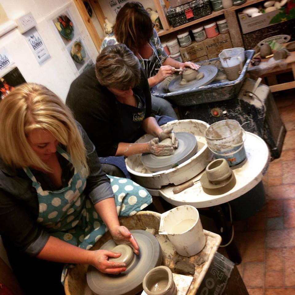 tarkapottery's tweet photo. @bentonsmenag Lovely to see you too! Busy day with #potteryclasses #northdevonholiday visitors today https://t.co/z6IoJjhqUW