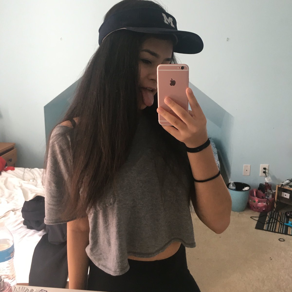 throwbackIouis's tweet photo. please love me , main acc in bio (:
{ @interntgrlf @GlRLSGOALS @internetgurlf @interntgf @intrntgf } https://t.co/4xYG0I32kD
