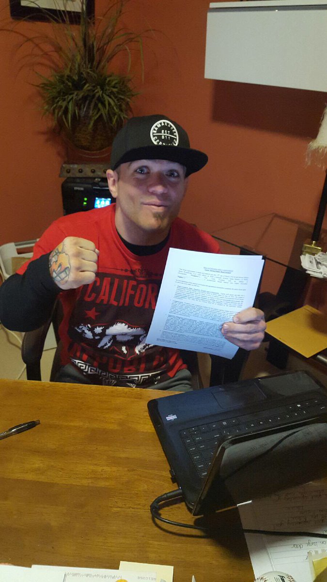 FISTtaCUFFRadio's tweet photo. Everyone get over and follow @208hulkhands on Twitter, worlds baddest little man making his @BellatorMMA debut 5/20 https://t.co/r51F5ef96Q