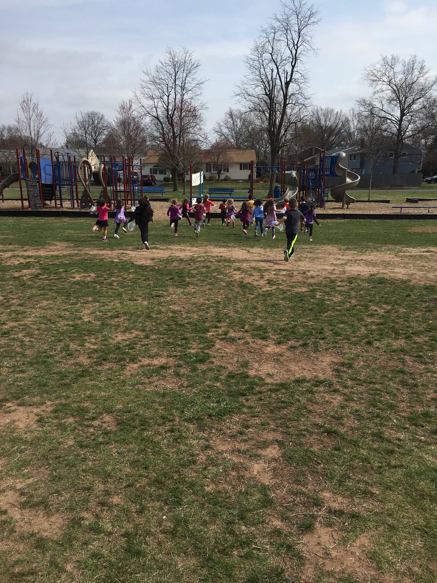 mrsjankowicz's tweet photo. Great day for a sight word Egg hunt! So fun! https://t.co/cUv4MgUWVa