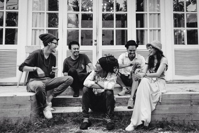 Sebuah konser kolaborasi Dialog Dini Hari dan Endah N Rhesa segera digelar di Jakarta bit.ly/1RcEEe8