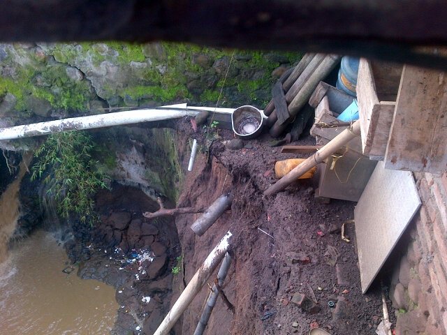 Longsor pinggir rumah2 warga di daerah kp, panday RT 03/ RW 08 ds cinunuk wanaraja longsor pinggir rumah <a href="/infogarut/">infogarut</a>