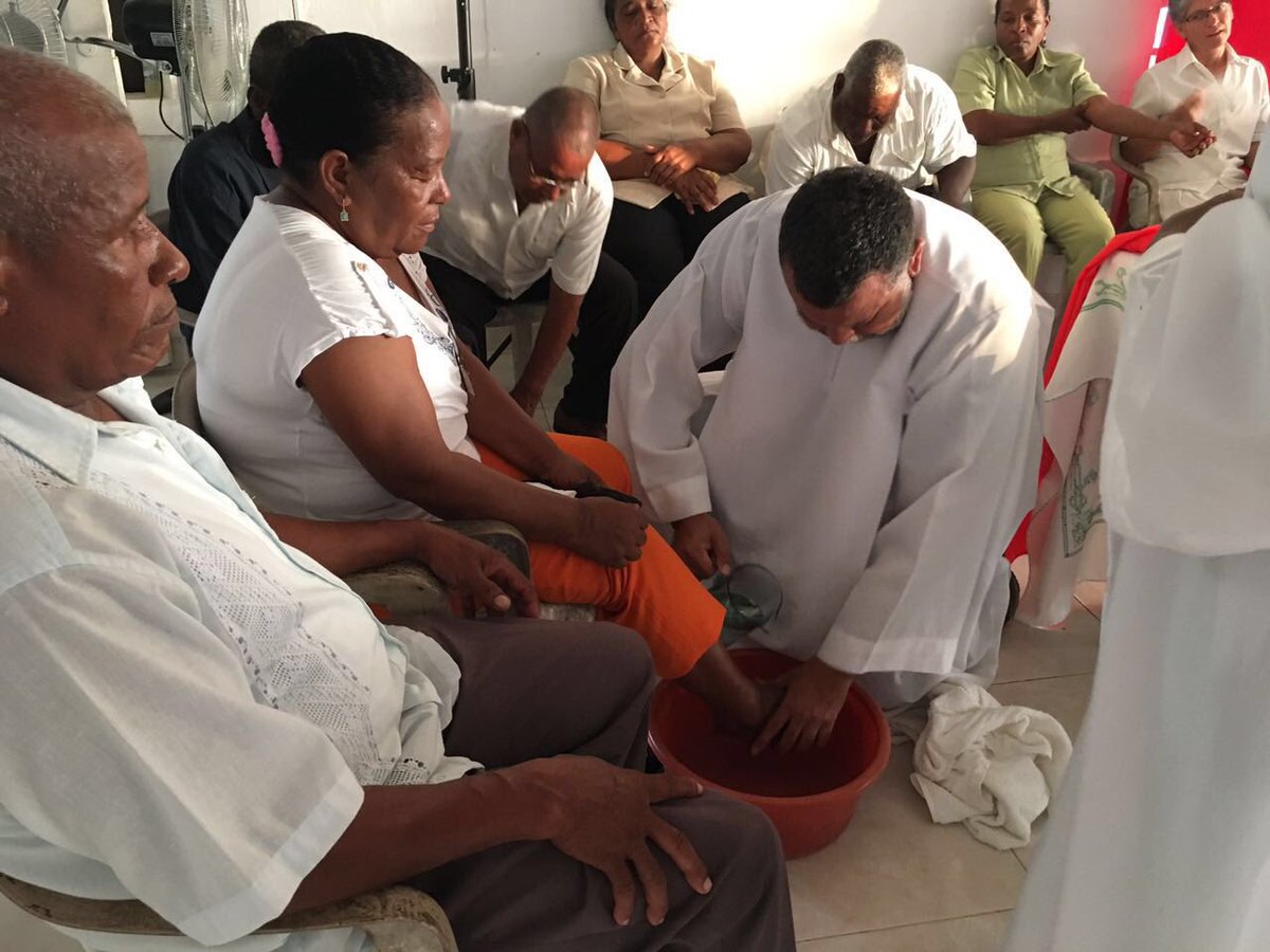 Lavar los pies es la imagen para decirnos que nos tenemos que ayudar y servir unos a otros