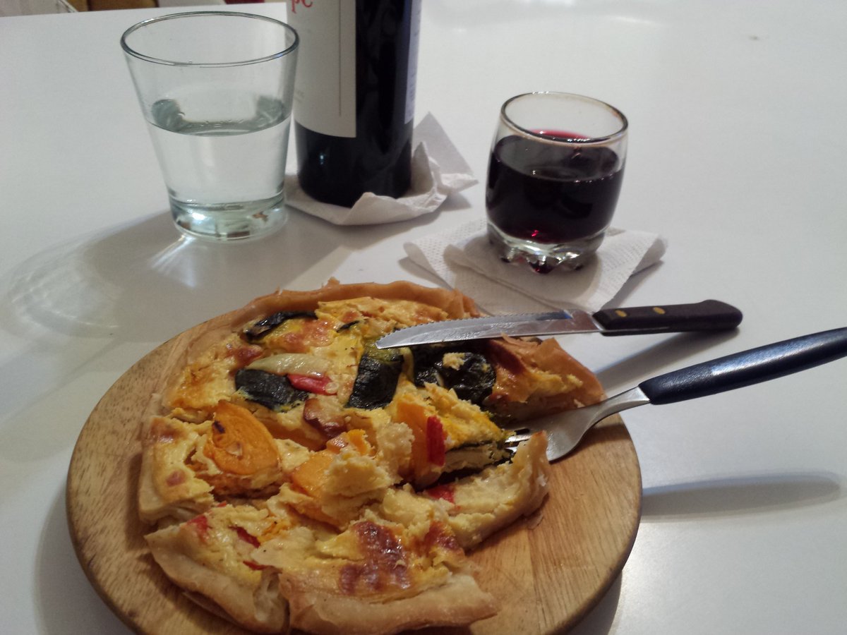 lorenbsas's tweet photo. Más sola que Kung Fu. Mirando el partido de #ArgentinaV/sChile y comiendo una insulsa tarta de verduras https://t.co/du8qUYBlCR