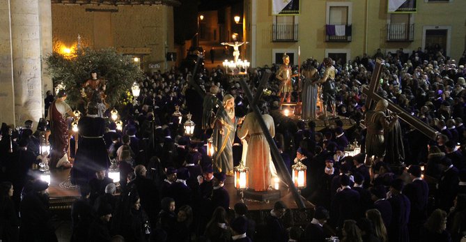 Diez pasos y centenares de cofrades dan vida a concurrida procesión del Mandato en Rioseco bit.ly/1o9VsXx