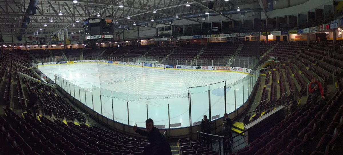 OHLHoundPower's tweet photo. The Hounds have arrived in Sarnia! A couple of the guys wanted to show you the rink... #poweREDup #SOOvsSAR https://t.co/ga11L60Yz3
