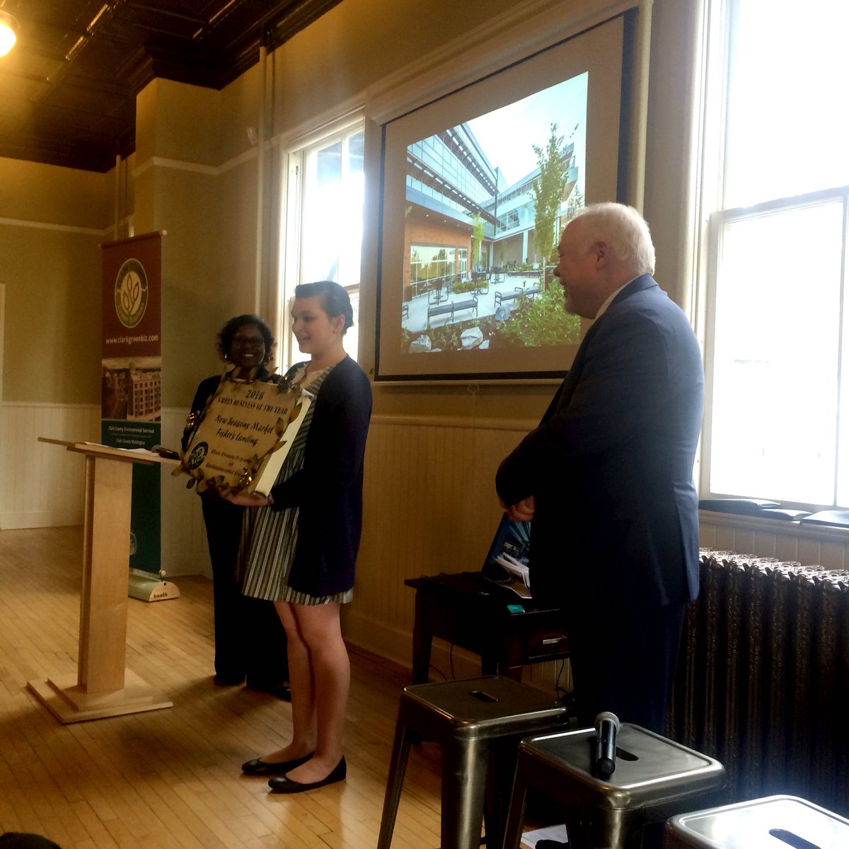 ColumbiaRvrEDC's tweet image. Congrats to @newseasons for receiving the Green Business of the Year Award, you earned it! #GBShowcase