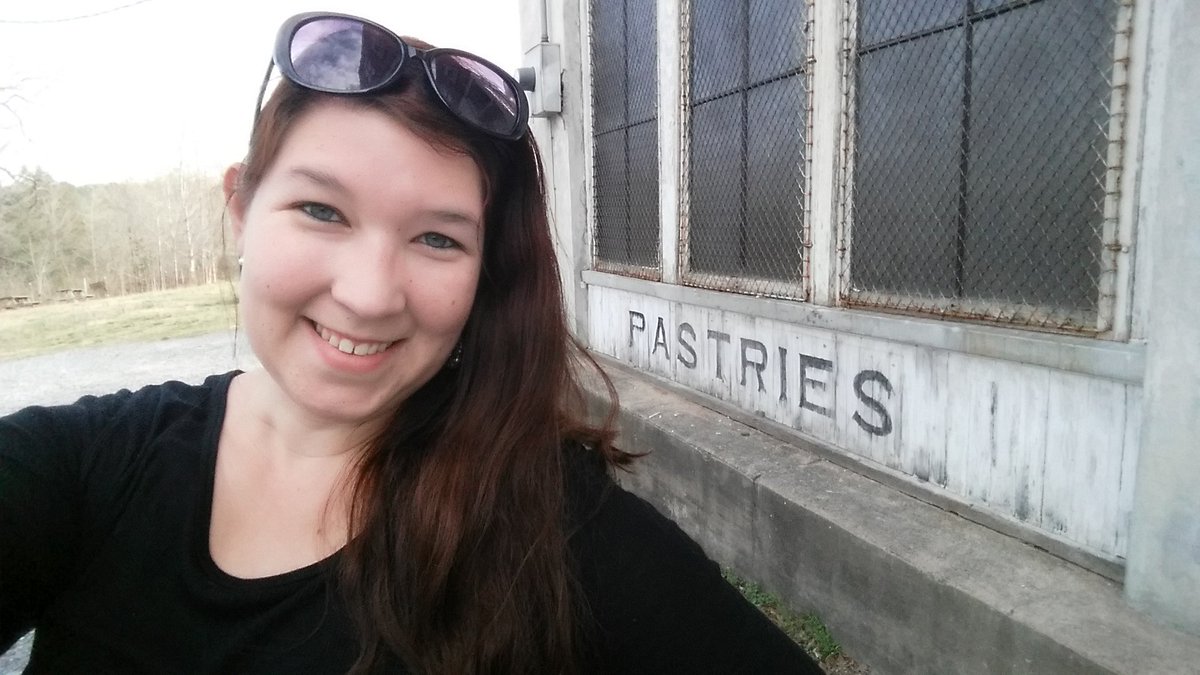 lost_girl_anika's tweet photo. Paying "tribute" to the #boywiththebread .@TheHungerGames #peeta #asheville #mellarkbakery https://t.co/npD709bAws