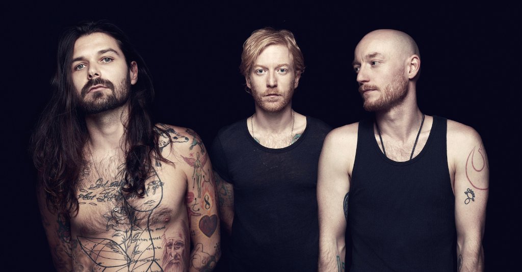 AppleMusic's tweet image. At the top of our lungs.
@BiffyClyro is all the way up.
#WolvesOfWinter
apple.co/1Ueze4Z