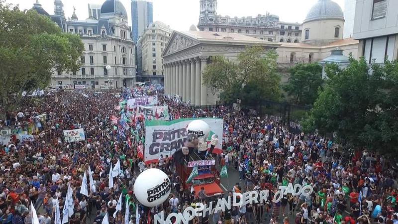 teleSURtv's tweet photo. #EnFotos | Así fue la inmensa concentración en Buenos Aires por los #40AñosDelGolpe #NuncaMás https://t.co/G7OG40H795