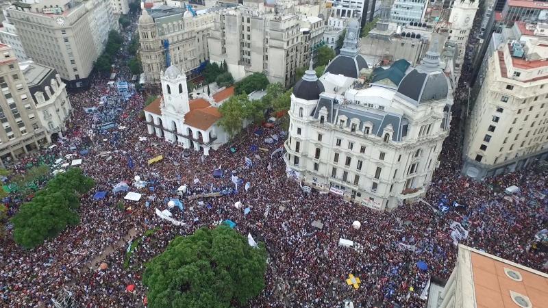 teleSURtv's tweet photo. #EnFotos | Así fue la inmensa concentración en Buenos Aires por los #40AñosDelGolpe #NuncaMás https://t.co/G7OG40H795