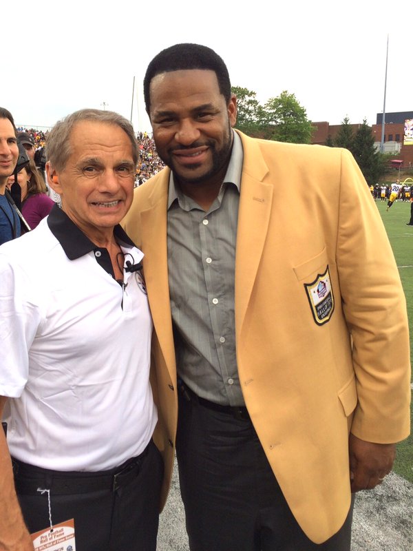 levelup_per_fit's tweet photo. #TBT Is it almost football season yet? @JeromeBettis36 https://t.co/S2AxauHpCu